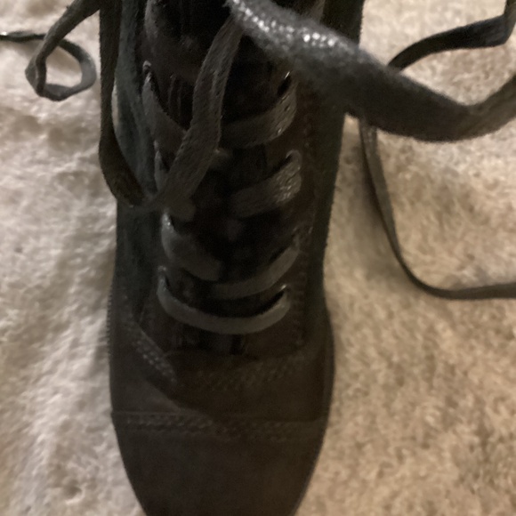 NWOT black suede lace up, fur lined ankle boot size 36 - Picture 5 of 6